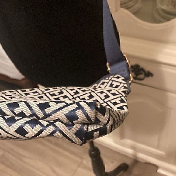 Tommy Hilfiger crossbody     - Picture 10 of 10